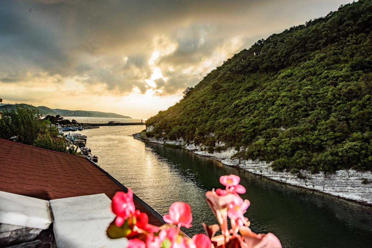 Hill River Hotel อักวา ภายนอก รูปภาพ