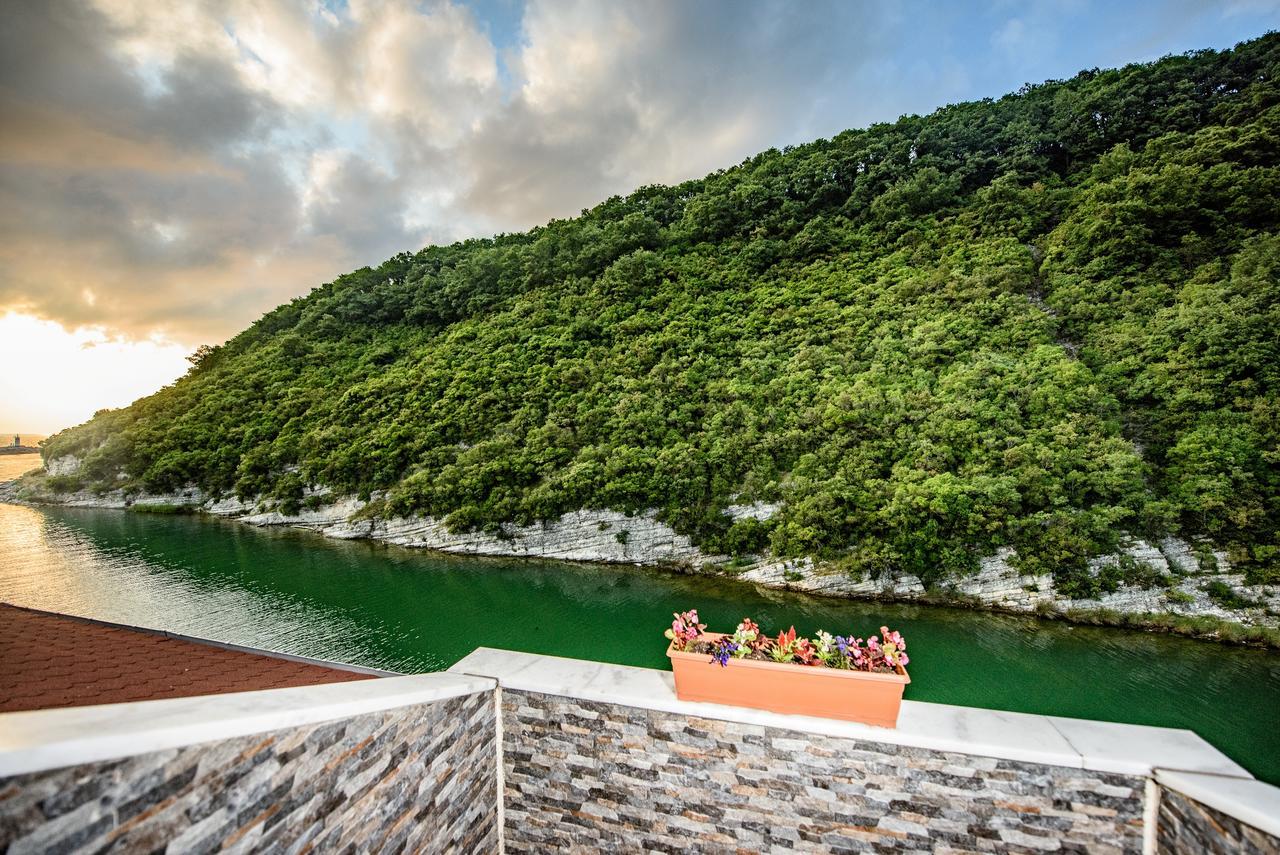 Hill River Hotel อักวา ภายนอก รูปภาพ